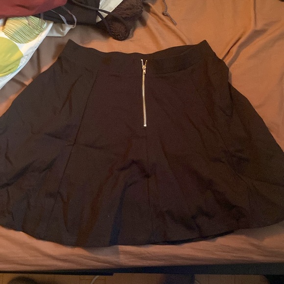 Black skirt - Picture 2 of 2